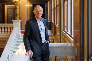 Klidně se zadlužme, ale hlavně ať už Česko vyčuhuje. Průměr je selhání, říká Švejnar